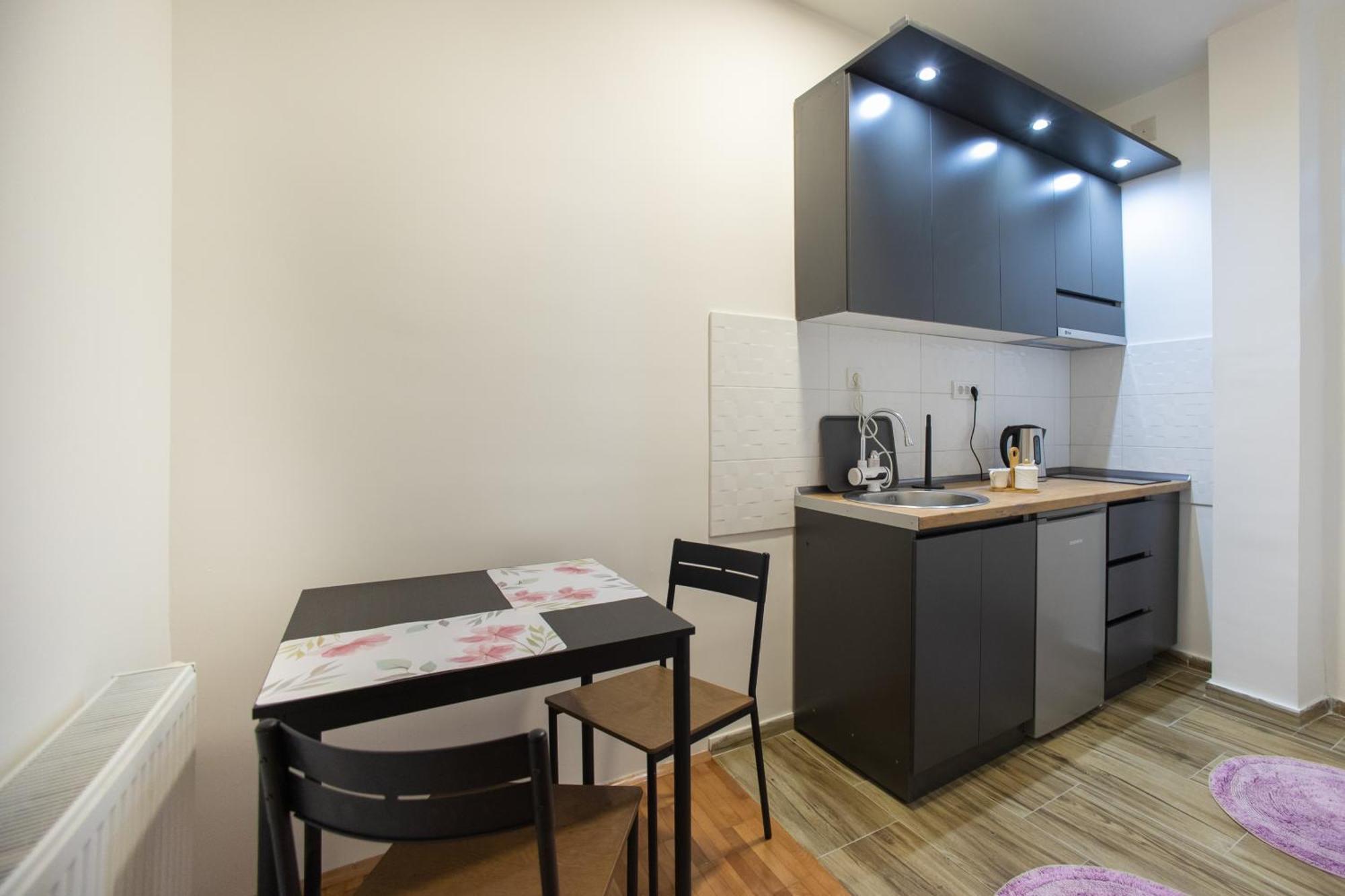 V & V Studio Apartments 2 Ni Eksteriør bilde
